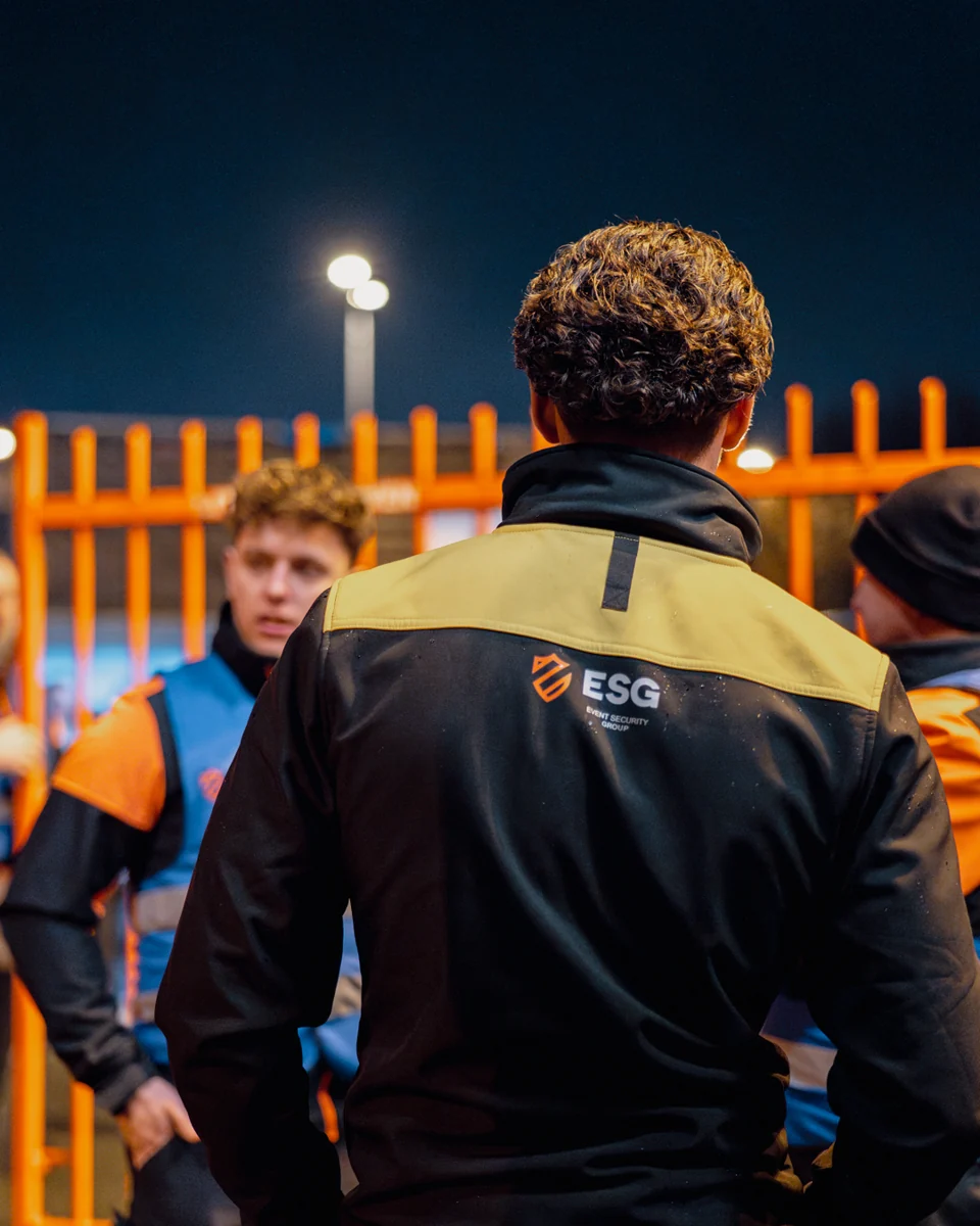 Medewerkers uit de ESG-organisatie op locatie